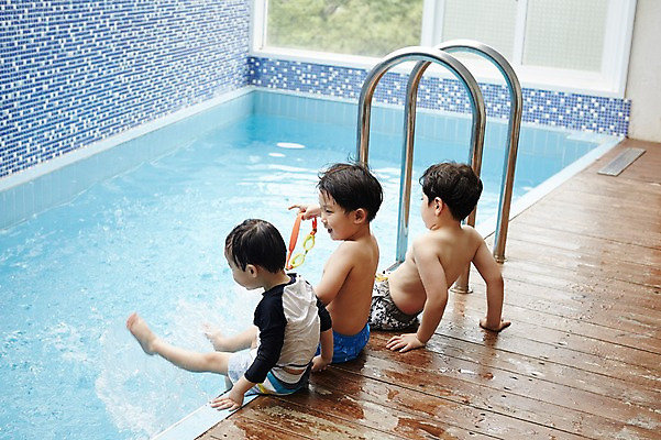 포토 JPG 전신 어린이라이프 어린이 물장구 휴식 수영장 실내 앉기 소년 상반신 옆모습 세명 한국인 형제 천진난만 소년만 실내수영장 국내포토 라이프스타일 남자 뷰포인트 컨셉 가족 모션 물놀이 사람 동양인 내부 남자만 어린이만 파일형식