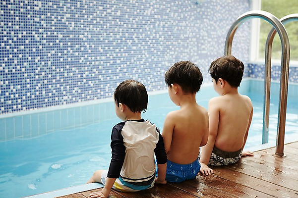 포토 JPG 어린이라이프 어린이 수영장 실내 앉기 소년 상반신 뒷모습 세명 한국인 형제 천진난만 소년만 실내수영장 국내포토 라이프스타일 남자 뷰포인트 컨셉 가족 모션 사람 동양인 내부 남자만 어린이만 파일형식