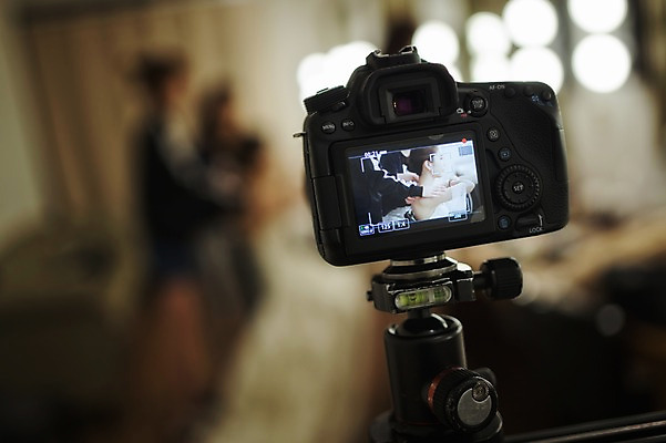 포토 JPG 여자 신부 결혼 실내 성인 아웃포커스 30대 카메라 사진촬영 한국인 준비 대기실 웨딩라이프 성인만 국내포토 라이프스타일 촬영기법 사람 동양인 이벤트 내부 장년 전자제품 촬영 공간 파일형식