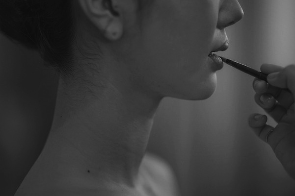 포토 JPG 손 여자 신부 결혼 흑백 실내 앉기 상반신 성인 두명 옆모습 신체부위 30대 화장 한국인 립스틱 준비 바르기 대기실 웨딩라이프 성인만 국내포토 라이프스타일 뷰포인트 모션 촬영기법 사람 동양인 이벤트 내부 장년 뷰티 화장품 공간 파일형식