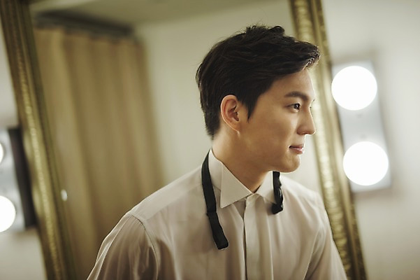 포토 JPG 남자 결혼 실내 한명 서기 미소 정장 턱시도 성인 옆모습 30대 한국인 준비 대기실 웨딩라이프 성인남자한명만 국내포토 1 라이프스타일 옷 뷰포인트 모션 표정 사람 동양인 이벤트 내부 장년 공간 남자한명만 성인남자만 파일형식