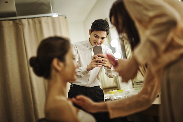 포토 JPG 여자 남자 행복 신부 신랑 결혼 실내 서기 미소 들기 앉기 상반신 성인 옆모습 세명 30대 스마트폰 화장 사진촬영 한국인 준비 단장 대기실 웨딩라이프 성인만 국내포토 라이프스타일 감정 뷰포인트 모션 표정 사람 동양인 이벤트 내부 장년 핸드폰 스마트기기 뷰티 촬영 공간 파일형식