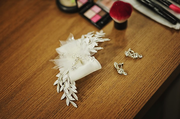 포토 JPG 결혼 실내 사람없음 귀걸이 화장품 준비 결혼소품 코사지 아이섀도 대기실 웨딩라이프 국내포토 라이프스타일 장신구 이벤트 내부 뷰티 공간 오브젝트 파일형식