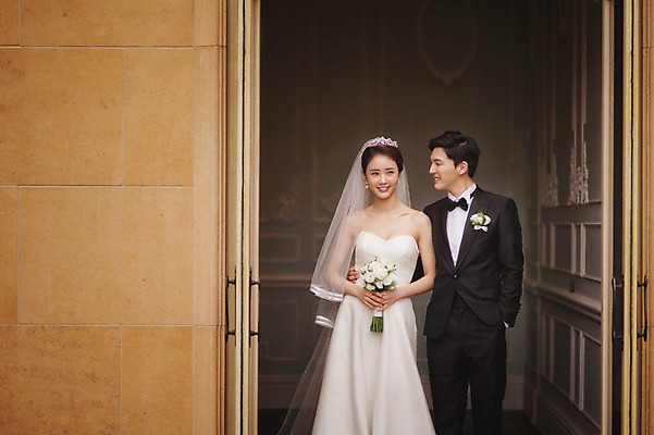 포토 JPG 주간 여자 남자 행복 신부 부케 웨딩드레스 신랑 결혼 서기 정장 턱시도 상반신 성인 야외 두명 앞모습 30대 한국인 기념촬영 웨딩라이프 성인만 국내포토 자연요소 라이프스타일 드레스 옷 감정 뷰포인트 꽃다발 모션 사람 동양인 이벤트 장년 사진촬영 파일형식