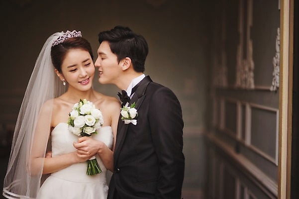 포토 JPG 주간 여자 남자 행복 신부 부케 웨딩드레스 신랑 결혼 키스 서기 미소 들기 정장 턱시도 상반신 성인 야외 두명 앞모습 옆모습 30대 한국인 기념촬영 웨딩라이프 성인만 국내포토 자연요소 라이프스타일 드레스 옷 감정 뷰포인트 꽃다발 모션 표정 사람 동양인 이벤트 장년 사진촬영 애정표현 파일형식