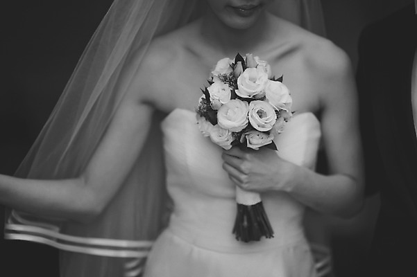 포토 JPG 주간 여자 행복 신부 부케 웨딩드레스 결혼 흑백 한명 들기 상반신 성인 야외 앞모습 30대 한국인 기념촬영 웨딩라이프 성인만 국내포토 자연요소 1 라이프스타일 드레스 감정 뷰포인트 꽃다발 모션 촬영기법 사람 동양인 이벤트 장년 사진촬영 파일형식