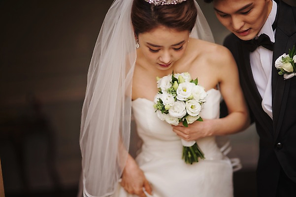 포토 JPG 주간 여자 남자 행복 신부 부케 웨딩드레스 신랑 결혼 들기 정장 턱시도 상반신 성인 야외 두명 앞모습 30대 한국인 기념촬영 부축 웨딩라이프 성인만 국내포토 자연요소 라이프스타일 드레스 옷 감정 뷰포인트 꽃다발 모션 사람 동양인 이벤트 장년 사진촬영 파일형식