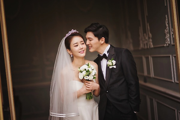 포토 JPG 주간 여자 남자 행복 신부 부케 웨딩드레스 신랑 결혼 키스 서기 들기 정장 턱시도 상반신 성인 야외 두명 앞모습 옆모습 30대 한국인 기념촬영 웨딩라이프 성인만 국내포토 자연요소 라이프스타일 드레스 옷 감정 뷰포인트 꽃다발 모션 사람 동양인 이벤트 장년 사진촬영 애정표현 파일형식