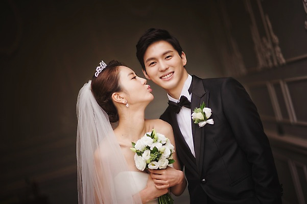 포토 JPG 주간 여자 남자 행복 신부 부케 웨딩드레스 신랑 결혼 키스 실내 서기 미소 들기 정장 턱시도 상반신 성인 두명 앞모습 30대 한국인 기념촬영 웨딩라이프 성인만 국내포토 자연요소 라이프스타일 드레스 옷 감정 뷰포인트 꽃다발 모션 표정 사람 동양인 이벤트 내부 장년 사진촬영 애정표현 파일형식