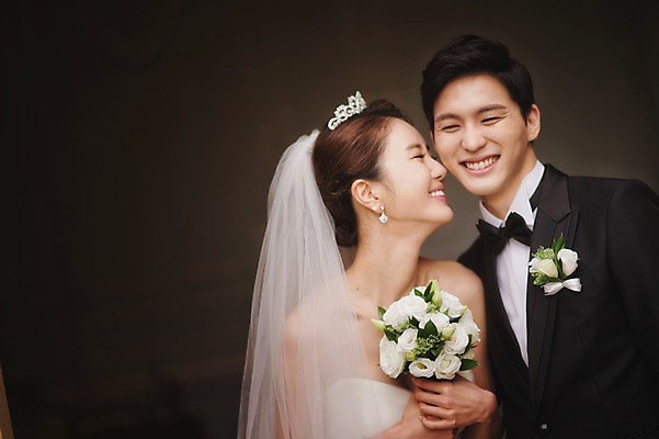 포토 JPG 주간 여자 남자 행복 신부 부케 웨딩드레스 신랑 결혼 키스 실내 서기 미소 들기 정장 턱시도 상반신 성인 두명 앞모습 30대 한국인 기념촬영 웨딩라이프 성인만 국내포토 자연요소 라이프스타일 드레스 옷 감정 뷰포인트 꽃다발 모션 표정 사람 동양인 이벤트 내부 장년 사진촬영 애정표현 파일형식