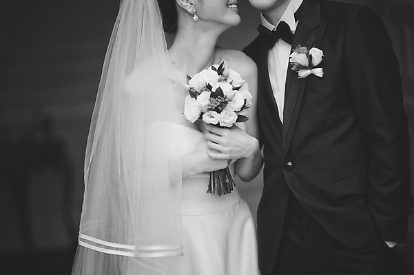 포토 JPG 주간 여자 남자 행복 신부 부케 웨딩드레스 신랑 결혼 키스 흑백 서기 미소 들기 정장 턱시도 상반신 성인 야외 두명 앞모습 30대 한국인 기념촬영 웨딩라이프 성인만 국내포토 자연요소 라이프스타일 드레스 옷 감정 뷰포인트 꽃다발 모션 촬영기법 표정 사람 동양인 이벤트 장년 사진촬영 애정표현 파일형식