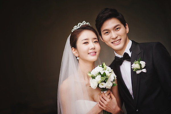 포토 JPG 주간 여자 남자 행복 신부 부케 웨딩드레스 신랑 결혼 실내 서기 미소 들기 정장 턱시도 상반신 성인 두명 앞모습 30대 한국인 기념촬영 웨딩라이프 성인만 국내포토 자연요소 라이프스타일 드레스 옷 감정 뷰포인트 꽃다발 모션 표정 사람 동양인 이벤트 내부 장년 사진촬영 파일형식