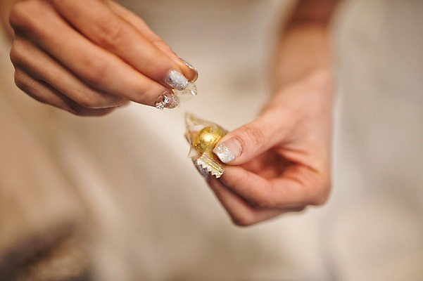 포토 JPG 손 여자 신부 실내 한명 들기 성인 신체부위 30대 한국인 준비 긴장 신부대기실 청심환 웨딩라이프 성인여자한명만 성인만 국내포토 1 라이프스타일 감정 결혼 모션 사람 동양인 내부 장년 대기실 환 여자한명만 성인여자만 파일형식