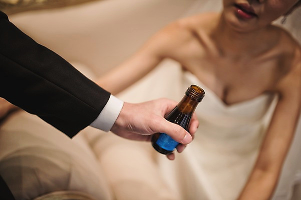 포토 JPG 손 여자 남자 신부 웨딩드레스 신랑 결혼 실내 성인 두명 신체부위 30대 약 한국인 준비 주기 신부대기실 웨딩라이프 성인만 국내포토 라이프스타일 드레스 의학 모션 사람 동양인 이벤트 내부 장년 대기실 파일형식