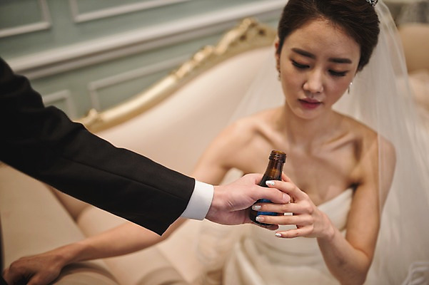 포토 JPG 손 여자 남자 신부 웨딩드레스 신랑 결혼 실내 성인 두명 신체부위 30대 약 한국인 준비 주기 신부대기실 웨딩라이프 성인만 국내포토 라이프스타일 드레스 의학 모션 사람 동양인 이벤트 내부 장년 대기실 파일형식