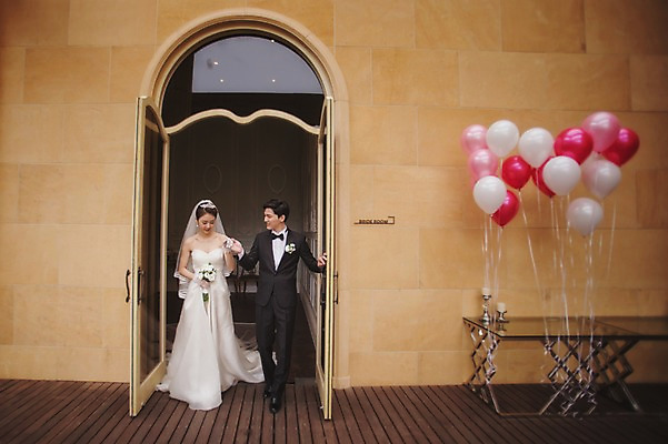 포토 JPG 주간 전신 여자 남자 행복 신부 웨딩드레스 신랑 결혼 정장 턱시도 성인 야외 두명 앞모습 30대 걷기 손잡기 다정 한국인 풍선 기념촬영 웨딩라이프 성인만 국내포토 자연요소 라이프스타일 드레스 옷 감정 뷰포인트 컨셉 모션 사람 동양인 이벤트 장년 사진촬영 파일형식