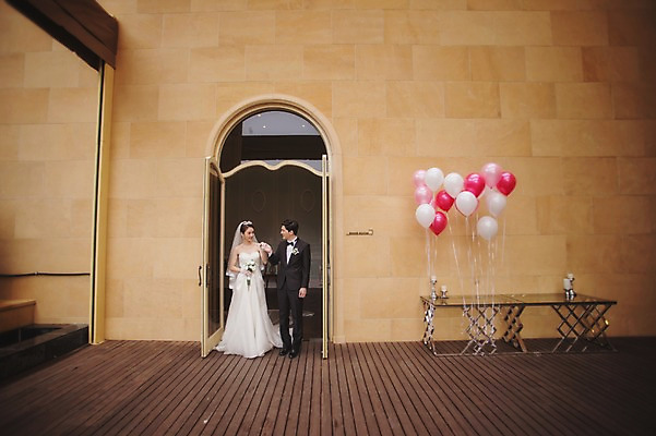 포토 JPG 주간 전신 여자 남자 행복 신부 웨딩드레스 신랑 결혼 정장 턱시도 성인 야외 두명 앞모습 30대 걷기 손잡기 다정 한국인 풍선 기념촬영 웨딩라이프 성인만 국내포토 자연요소 라이프스타일 드레스 옷 감정 뷰포인트 컨셉 모션 사람 동양인 이벤트 장년 사진촬영 파일형식