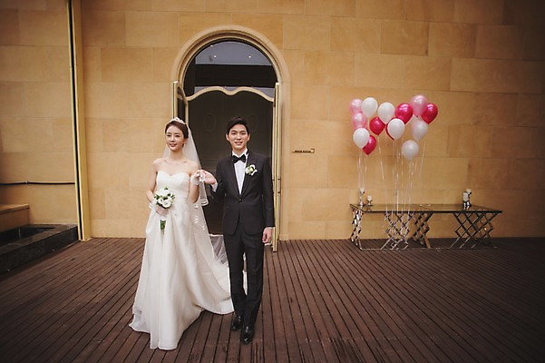 포토 JPG 주간 전신 여자 남자 행복 신부 웨딩드레스 신랑 결혼 정장 턱시도 성인 야외 두명 앞모습 30대 걷기 손잡기 다정 한국인 풍선 기념촬영 웨딩라이프 성인만 국내포토 자연요소 라이프스타일 드레스 옷 감정 뷰포인트 컨셉 모션 사람 동양인 이벤트 장년 사진촬영 파일형식