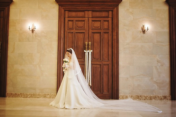 포토 JPG 전신 여자 행복 신부 부케 웨딩드레스 결혼 실내 한명 서기 들기 성인 옆모습 30대 한국인 기념촬영 예식장 웨딩라이프 성인여자한명만 성인만 국내포토 1 라이프스타일 드레스 감정 뷰포인트 꽃다발 모션 사람 동양인 이벤트 내부 장년 사진촬영 공간 여자한명만 성인여자만 파일형식