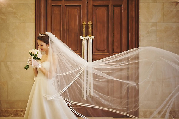 포토 JPG 여자 행복 신부 부케 웨딩드레스 결혼 면사포 실내 한명 서기 들기 상반신 성인 옆모습 30대 한국인 기념촬영 예식장 웨딩라이프 성인여자한명만 성인만 국내포토 1 라이프스타일 드레스 감정 뷰포인트 꽃다발 모션 사람 동양인 이벤트 내부 장년 사진촬영 공간 결혼소품 여자한명만 성인여자만 파일형식