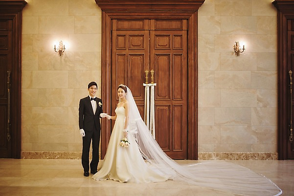 포토 JPG 전신 여자 남자 행복 신부 부케 웨딩드레스 신랑 결혼 실내 서기 들기 정장 턱시도 성인 두명 30대 손잡기 한국인 기념촬영 예식장 웨딩라이프 성인만 국내포토 라이프스타일 드레스 옷 감정 꽃다발 모션 사람 동양인 이벤트 내부 장년 사진촬영 공간 파일형식