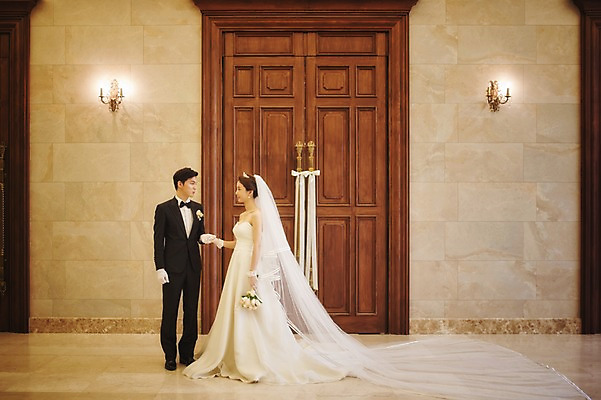 포토 JPG 전신 여자 남자 행복 신부 부케 웨딩드레스 신랑 결혼 실내 서기 들기 정장 턱시도 성인 두명 30대 손잡기 한국인 기념촬영 예식장 웨딩라이프 성인만 국내포토 라이프스타일 드레스 옷 감정 꽃다발 모션 사람 동양인 이벤트 내부 장년 사진촬영 공간 파일형식