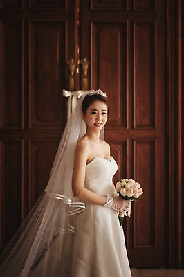 포토 JPG 여자 행복 신부 부케 웨딩드레스 결혼 실내 한명 서기 들기 상반신 성인 옆모습 30대 한국인 기념촬영 예식장 웨딩라이프 성인여자한명만 성인만 국내포토 1 라이프스타일 드레스 감정 뷰포인트 꽃다발 모션 사람 동양인 이벤트 내부 장년 사진촬영 공간 여자한명만 성인여자만 파일형식