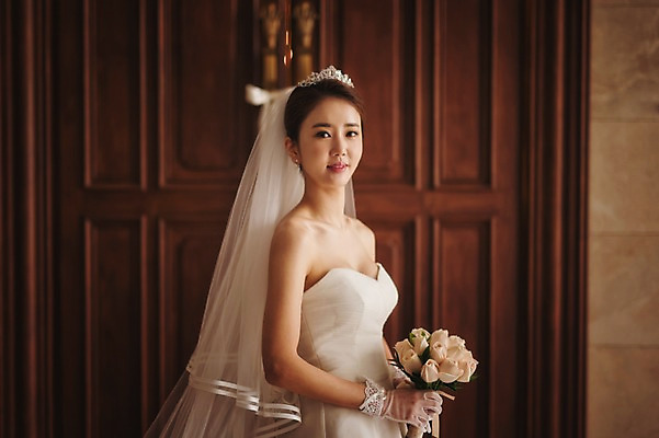 포토 JPG 여자 행복 신부 부케 웨딩드레스 결혼 실내 한명 서기 들기 상반신 성인 옆모습 30대 한국인 기념촬영 예식장 웨딩라이프 성인여자한명만 성인만 국내포토 1 라이프스타일 드레스 감정 뷰포인트 꽃다발 모션 사람 동양인 이벤트 내부 장년 사진촬영 공간 여자한명만 성인여자만 파일형식