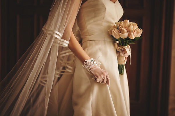 포토 JPG 여자 신부 부케 웨딩드레스 결혼 실내 한명 서기 들기 상반신 성인 옆모습 30대 한국인 기념촬영 예식장 웨딩라이프 성인여자한명만 성인만 국내포토 1 라이프스타일 드레스 뷰포인트 꽃다발 모션 사람 동양인 이벤트 내부 장년 사진촬영 공간 여자한명만 성인여자만 파일형식