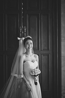 포토 JPG 여자 행복 신부 부케 웨딩드레스 결혼 흑백 실내 한명 서기 미소 들기 상반신 성인 앞모습 30대 한국인 기념촬영 예식장 웨딩라이프 성인여자한명만 성인만 국내포토 1 라이프스타일 드레스 감정 뷰포인트 꽃다발 모션 촬영기법 표정 사람 동양인 이벤트 내부 장년 사진촬영 공간 여자한명만 성인여자만 파일형식