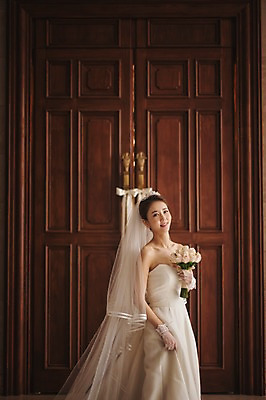 포토 JPG 여자 행복 신부 부케 웨딩드레스 결혼 실내 한명 서기 들기 상반신 성인 옆모습 30대 한국인 기념촬영 예식장 웨딩라이프 성인여자한명만 성인만 국내포토 1 라이프스타일 드레스 감정 뷰포인트 꽃다발 모션 사람 동양인 이벤트 내부 장년 사진촬영 공간 여자한명만 성인여자만 파일형식