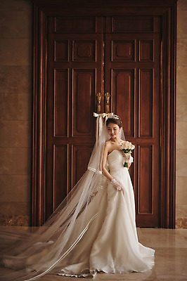 포토 JPG 전신 여자 행복 신부 부케 웨딩드레스 결혼 실내 한명 서기 들기 성인 옆모습 30대 한국인 기념촬영 예식장 웨딩라이프 성인여자한명만 성인만 국내포토 1 라이프스타일 드레스 감정 뷰포인트 꽃다발 모션 사람 동양인 이벤트 내부 장년 사진촬영 공간 여자한명만 성인여자만 파일형식