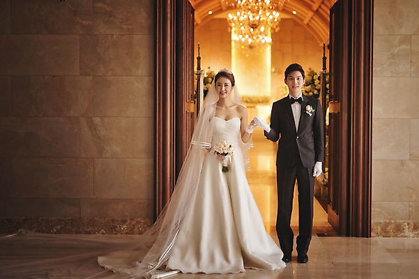 포토 JPG 전신 여자 남자 행복 신부 부케 웨딩드레스 신랑 결혼 결혼식 실내 서기 들기 성인 두명 앞모습 30대 손잡기 한국인 예식장 웨딩라이프 성인만 국내포토 라이프스타일 드레스 감정 뷰포인트 꽃다발 모션 사람 동양인 이벤트 내부 장년 공간 파일형식