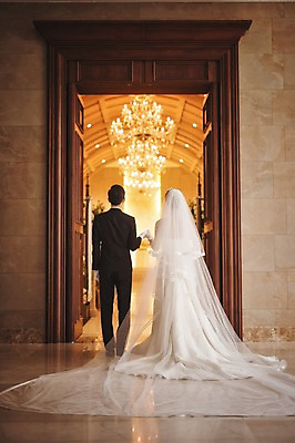 포토 JPG 전신 여자 남자 신부 웨딩드레스 신랑 결혼 결혼식 실내 서기 정장 턱시도 성인 두명 뒷모습 30대 손잡기 한국인 입장 예식장 웨딩라이프 성인만 국내포토 라이프스타일 드레스 옷 뷰포인트 모션 사람 동양인 이벤트 내부 장년 공간 파일형식