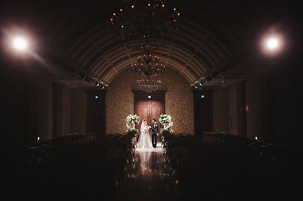 포토 JPG 전신 여자 남자 행복 신부 웨딩드레스 신랑 결혼 결혼식 실내 서기 성인 두명 앞모습 30대 손잡기 한국인 기다림 입장 예식장 웨딩라이프 성인만 국내포토 라이프스타일 드레스 감정 뷰포인트 모션 사람 동양인 이벤트 내부 장년 공간 파일형식