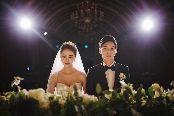 포토 JPG 여자 남자 행복 신부 웨딩드레스 신랑 결혼 결혼식 실내 서기 미소 상반신 성인 두명 앞모습 30대 한국인 맹세 예식장 웨딩라이프 성인만 국내포토 라이프스타일 드레스 감정 뷰포인트 모션 표정 사람 동양인 이벤트 내부 장년 공간 결심 파일형식