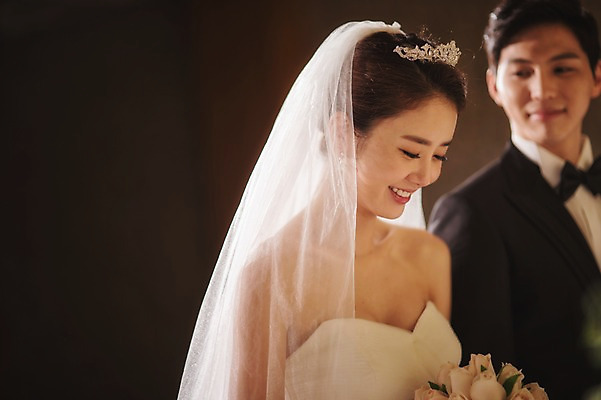 포토 JPG 여자 남자 행복 신부 웨딩드레스 신랑 결혼 결혼식 실내 서기 미소 상반신 성인 두명 앞모습 30대 한국인 맹세 예식장 웨딩라이프 성인만 국내포토 라이프스타일 드레스 감정 뷰포인트 모션 표정 사람 동양인 이벤트 내부 장년 공간 결심 파일형식