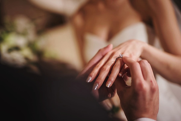 포토 JPG 손 여자 남자 신부 웨딩드레스 신랑 결혼 결혼식 실내 상반신 성인 두명 신체부위 30대 한국인 결혼반지 예식장 웨딩라이프 성인만 국내포토 라이프스타일 드레스 사람 동양인 이벤트 내부 장년 공간 반지 파일형식