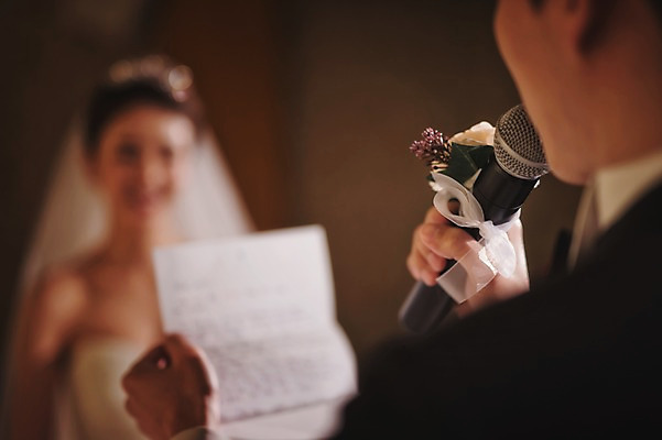 포토 JPG 여자 남자 행복 신부 웨딩드레스 신랑 결혼 결혼식 실내 들기 성인 두명 앞모습 옆모습 30대 한국인 편지 읽기 예식장 웨딩라이프 성인만 국내포토 라이프스타일 드레스 감정 뷰포인트 모션 사람 동양인 이벤트 내부 장년 공간 파일형식