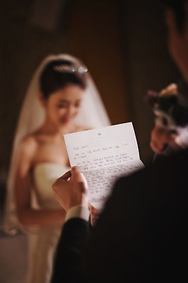 포토 JPG 여자 남자 행복 신부 웨딩드레스 신랑 결혼 결혼식 실내 들기 성인 두명 앞모습 30대 한국인 편지 읽기 예식장 웨딩라이프 성인만 국내포토 라이프스타일 드레스 감정 뷰포인트 모션 사람 동양인 이벤트 내부 장년 공간 파일형식