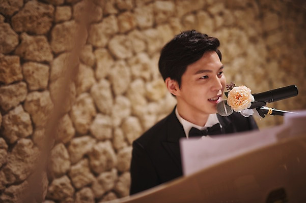 포토 JPG 남자 행복 악기 신랑 결혼 결혼식 실내 한명 앉기 상반신 성인 앞모습 30대 한국인 건반 피아노 마이크 세레나데 예식장 웨딩라이프 국내포토 1 라이프스타일 감정 음악 뷰포인트 음향기기 모션 사람 동양인 이벤트 내부 장년 공간 건반악기 파일형식