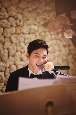 포토 JPG 남자 행복 악기 신랑 결혼 결혼식 실내 한명 앉기 상반신 성인 앞모습 30대 한국인 건반 피아노 마이크 세레나데 예식장 웨딩라이프 국내포토 1 라이프스타일 감정 음악 뷰포인트 음향기기 모션 사람 동양인 이벤트 내부 장년 공간 건반악기 파일형식