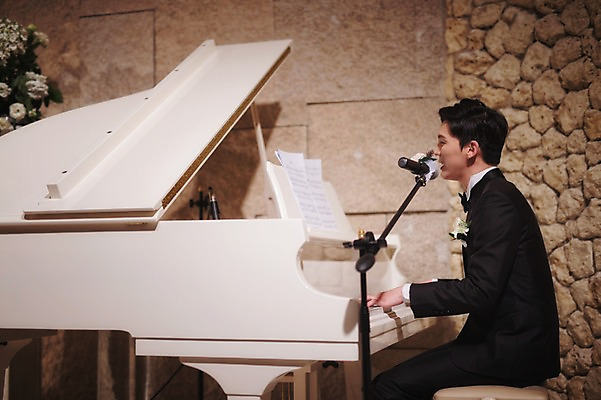 포토 JPG 남자 행복 악기 신랑 결혼 연주 결혼식 실내 한명 앉기 정장 턱시도 상반신 성인 옆모습 30대 한국인 건반 피아노 마이크 세레나데 예식장 웨딩라이프 성인남자한명만 국내포토 1 라이프스타일 옷 감정 음악 뷰포인트 음향기기 모션 사람 동양인 이벤트 내부 장년 공간 건반악기 남자한명만 성인남자만 파일형식