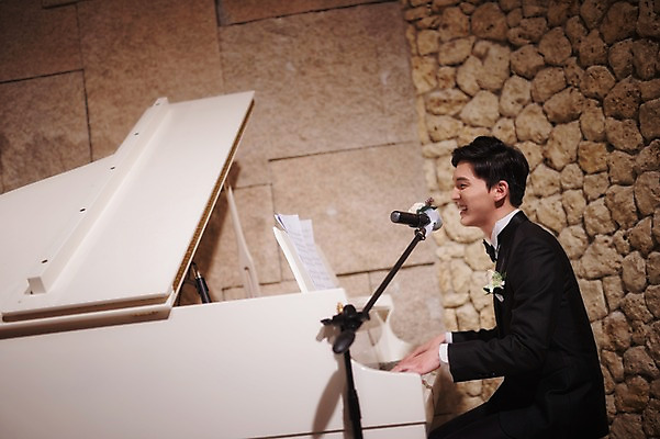 포토 JPG 남자 행복 악기 신랑 결혼 연주 결혼식 실내 한명 앉기 정장 턱시도 상반신 성인 옆모습 30대 한국인 건반 피아노 마이크 세레나데 예식장 웨딩라이프 성인남자한명만 국내포토 1 라이프스타일 옷 감정 음악 뷰포인트 음향기기 모션 사람 동양인 이벤트 내부 장년 공간 건반악기 남자한명만 성인남자만 파일형식