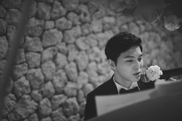 포토 JPG 남자 행복 악기 신랑 결혼 결혼식 흑백 실내 한명 앉기 상반신 성인 앞모습 30대 한국인 건반 피아노 마이크 세레나데 예식장 웨딩라이프 국내포토 1 라이프스타일 감정 음악 뷰포인트 음향기기 모션 촬영기법 사람 동양인 이벤트 내부 장년 공간 건반악기 파일형식