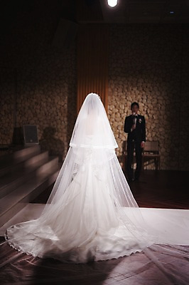 포토 JPG 전신 여자 남자 신부 웨딩드레스 신랑 결혼 노래 결혼식 실내 서기 성인 두명 앞모습 뒷모습 30대 한국인 세레나데 예식장 웨딩라이프 성인만 국내포토 라이프스타일 드레스 음악 뷰포인트 모션 사람 동양인 이벤트 내부 장년 공간 파일형식