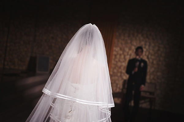 포토 JPG 전신 여자 남자 신부 웨딩드레스 신랑 결혼 노래 결혼식 실내 서기 상반신 성인 두명 앞모습 뒷모습 30대 한국인 세레나데 예식장 웨딩라이프 성인만 국내포토 라이프스타일 드레스 음악 뷰포인트 모션 사람 동양인 이벤트 내부 장년 공간 파일형식