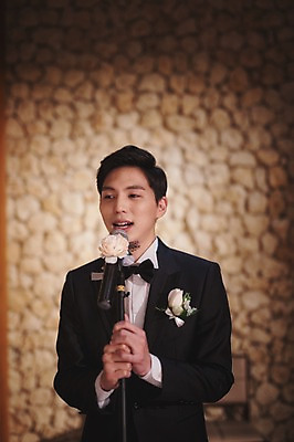 포토 JPG 남자 행복 신랑 결혼 노래 결혼식 실내 한명 서기 정장 턱시도 상반신 성인 앞모습 30대 한국인 스탠드마이크 세레나데 예식장 웨딩라이프 성인남자한명만 국내포토 1 라이프스타일 옷 감정 음악 뷰포인트 모션 사람 동양인 이벤트 내부 장년 공간 마이크 남자한명만 성인남자만 파일형식