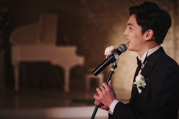 포토 JPG 남자 행복 신랑 결혼 노래 결혼식 실내 한명 서기 정장 턱시도 상반신 성인 옆모습 30대 한국인 스탠드마이크 세레나데 예식장 웨딩라이프 성인남자한명만 국내포토 1 라이프스타일 옷 감정 음악 뷰포인트 모션 사람 동양인 이벤트 내부 장년 공간 마이크 남자한명만 성인남자만 파일형식