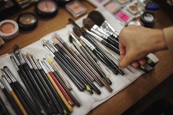 포토 JPG 손 결혼 실내 한명 성인 신체부위 30대 한국인 준비 메이크업브러쉬 웨딩라이프 성인만 국내포토 1 라이프스타일 사람 동양인 이벤트 내부 장년 붓 파일형식